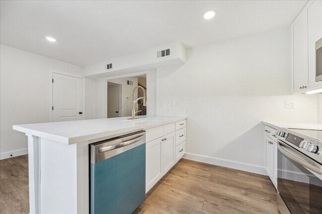 Building Photo - 1525 Bonanza Rd