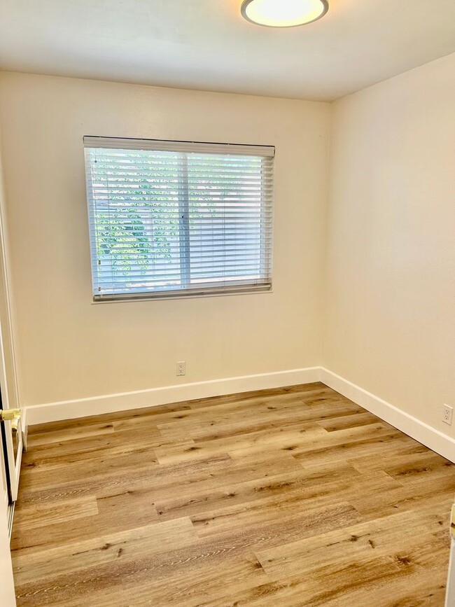 Building Photo - Fully remodeled town home!