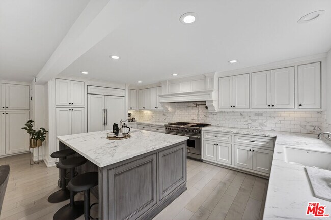 Building Photo - 760 S San Rafael Ave