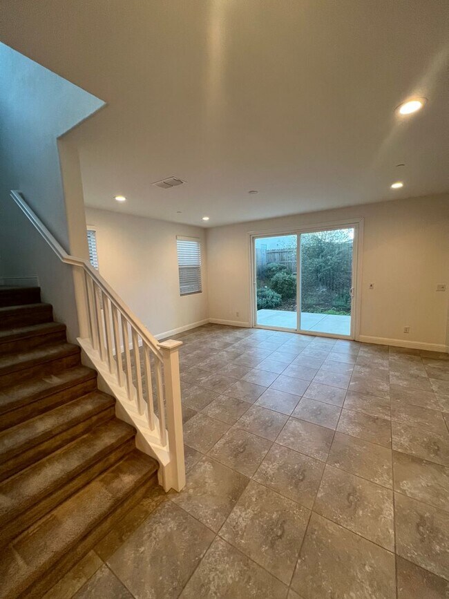 Building Photo - Spacious 4 Bedroom Home with Downstairs Bedroom and Upstairs Loft in Whitney Ranch Rocklin