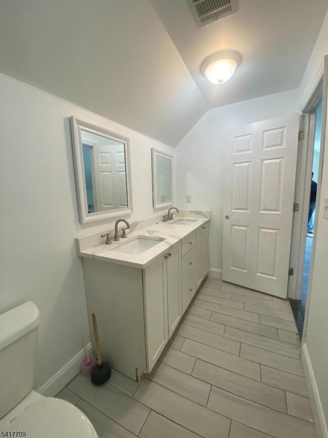 Building Photo - 334 Bond St