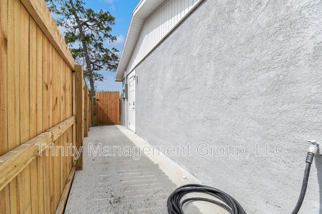 Building Photo - 10033 Brunswick Ln