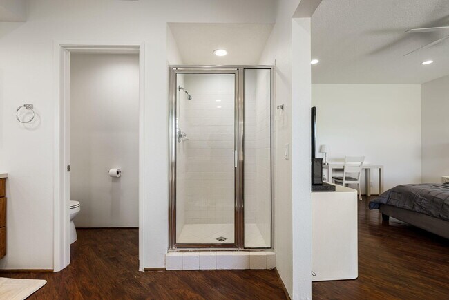 Building Photo - 270 Vista Royale Cir E