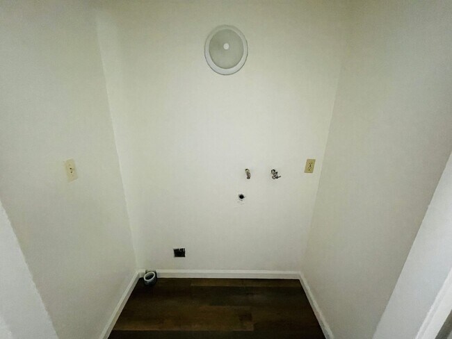 Building Photo - Pet friendly 2 bed 1 bath apartment for rent in South Lake Tahoe