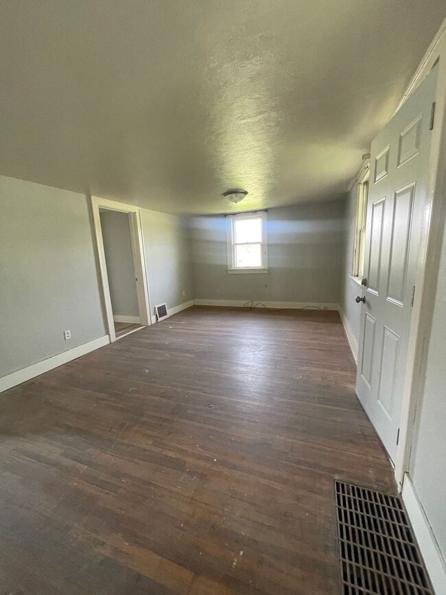 Building Photo - 2 Bedroom Home