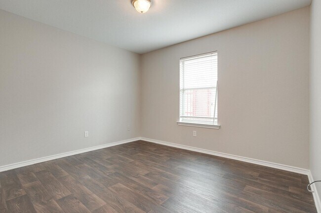 Building Photo - Great 3 Bedroom, 2 Bath, Brick Home in Gre...