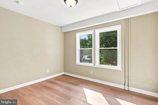 Building Photo - 208 Hartford Rd