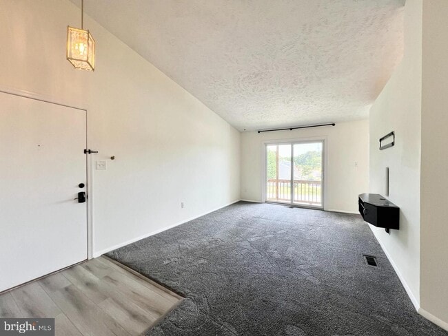 Building Photo - Beautiful Updated 2 bd 2 bth Penthouse Con...