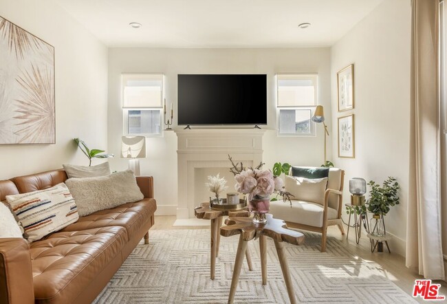 Building Photo - 4616 Rosewood Ave