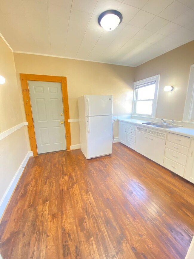 Building Photo - 217 W Irving Ave