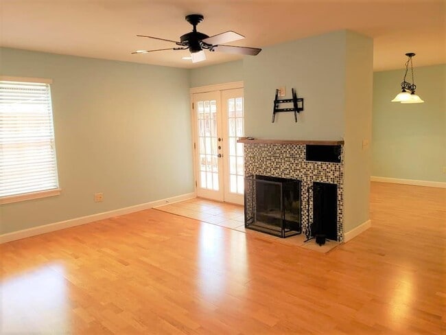 Building Photo - 2002 Voltaire Dr