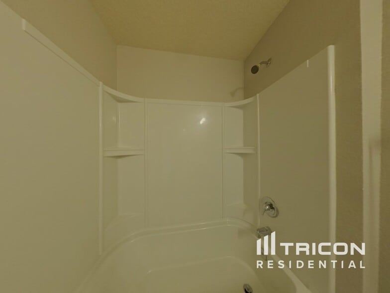 Building Photo - 2072 Pebble Point Dr