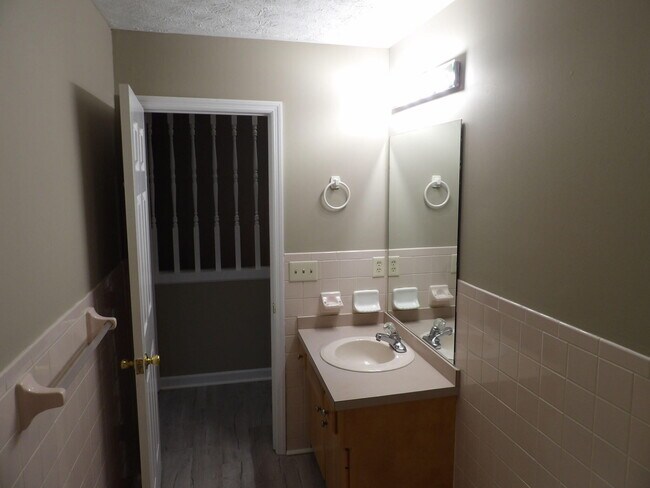 Building Photo - 244 Meadowview Dr