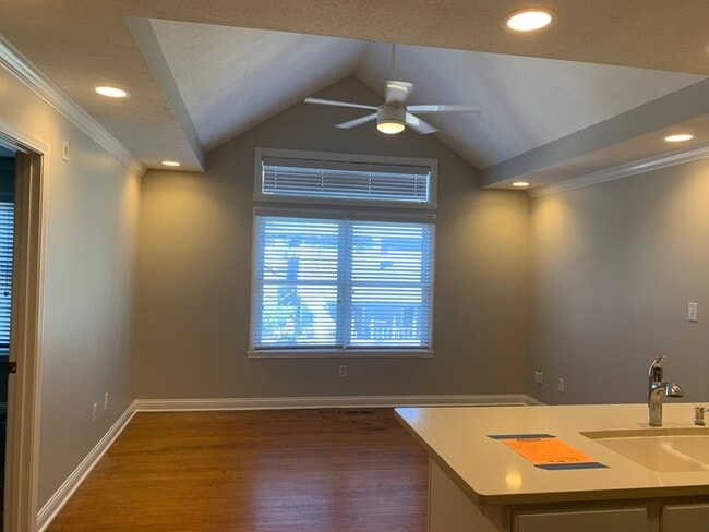 Building Photo - Awesome Carriage House in Chatham Arch!