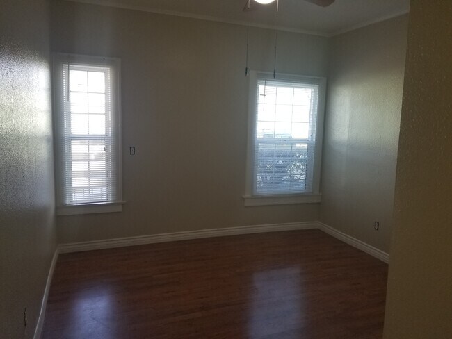Building Photo - 420 N Rose Pl