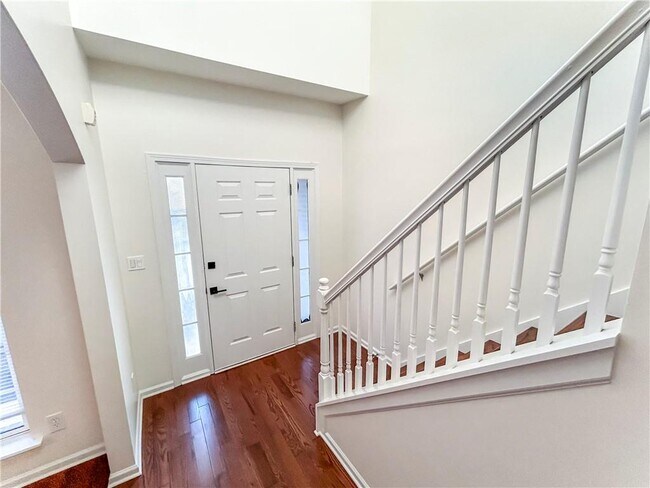 Building Photo - 2027 Oakbluff Way SW