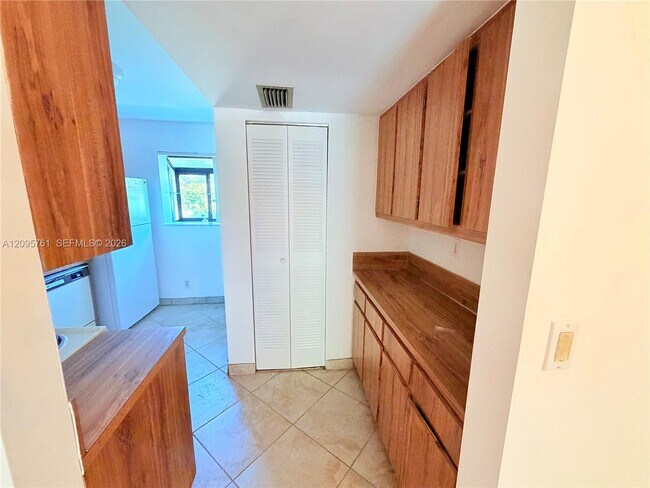 Building Photo - 107 Gardens Dr