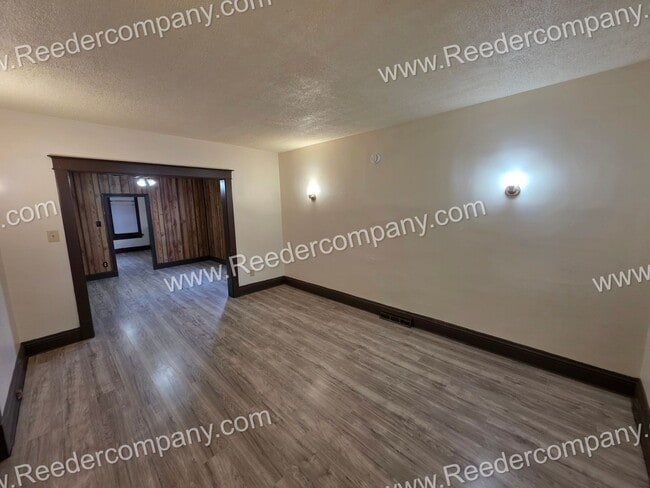 Building Photo - 3 bedroom house with brand new flooring