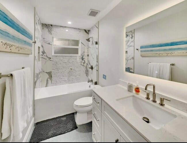 Building Photo - 5940 NE 22nd Ave