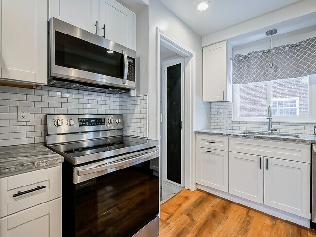 Building Photo - AVAILABLE NOW! Spacious 4-Bed Gem in the Heart of Clawson!