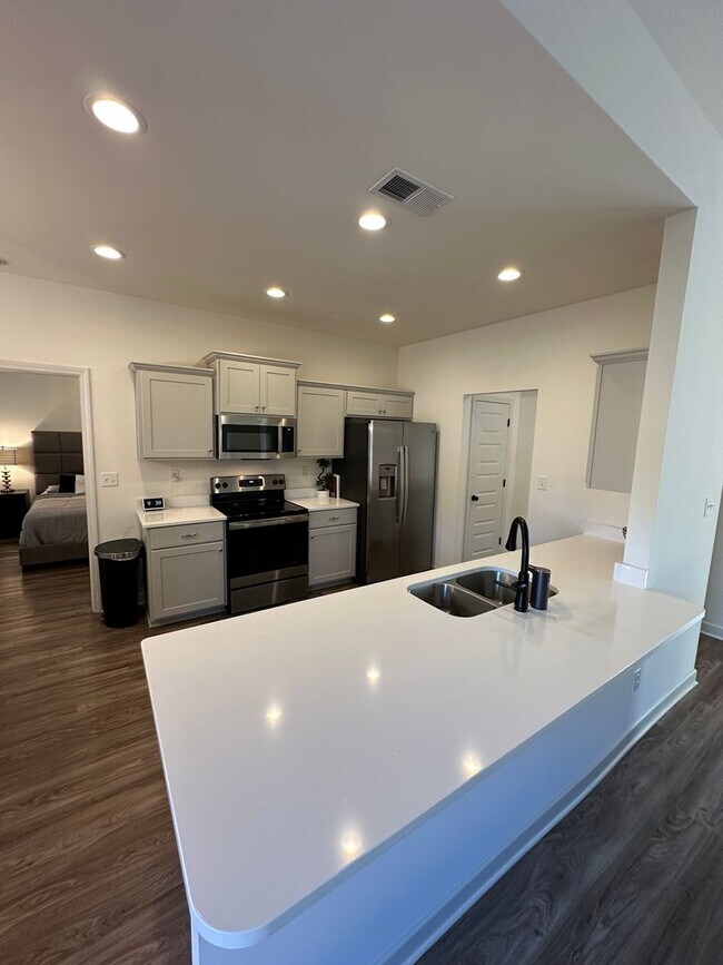 Building Photo - IMMEDIATE MOVE IN!!! Beautiful 4 Bedroom/ 2 Bath in Pinewood Subdivision- Southaven