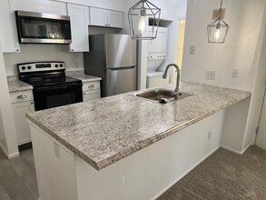 Building Photo - Available Now! Remodeled 1-Bedroom Garden Apartment.