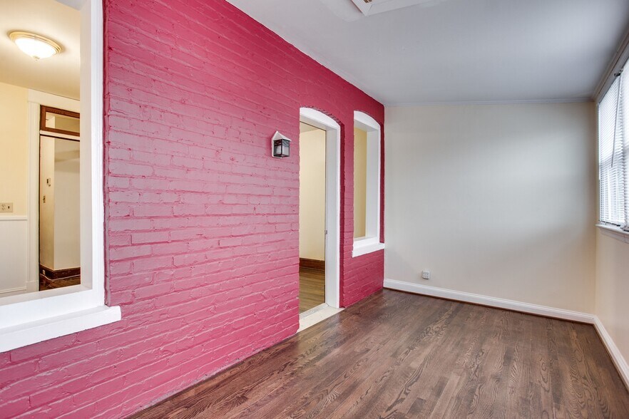 Room 3 - 702 Ingraham St NW