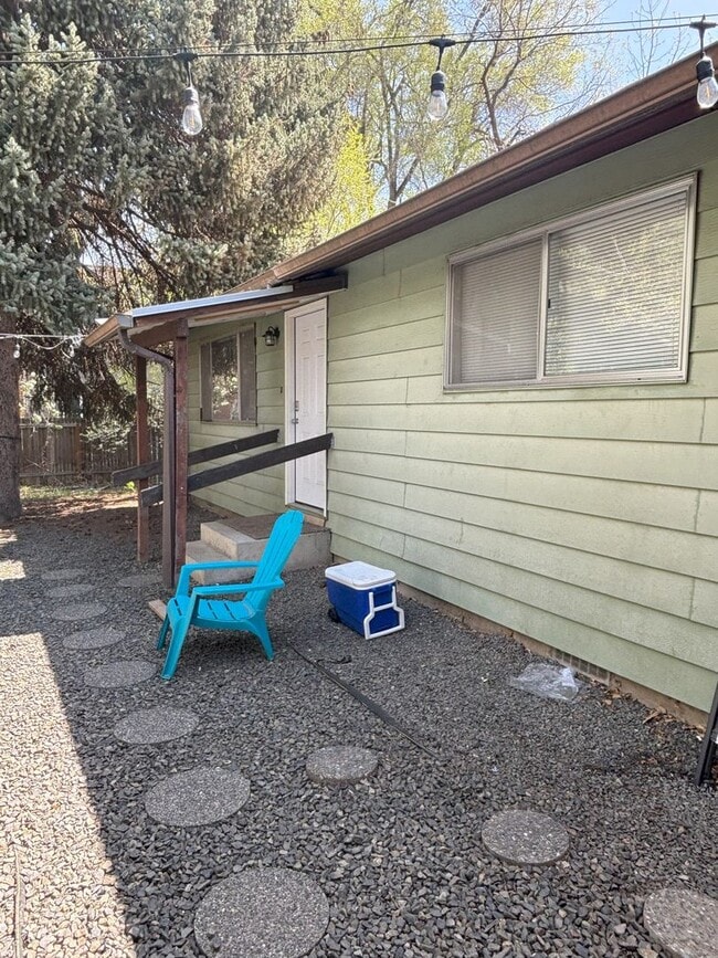 Building Photo - Bench Location Just Minutes to Downtown and BSU!