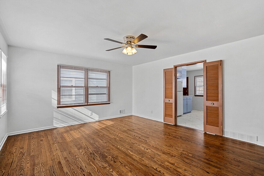 Building Photo - 906 E 84th St