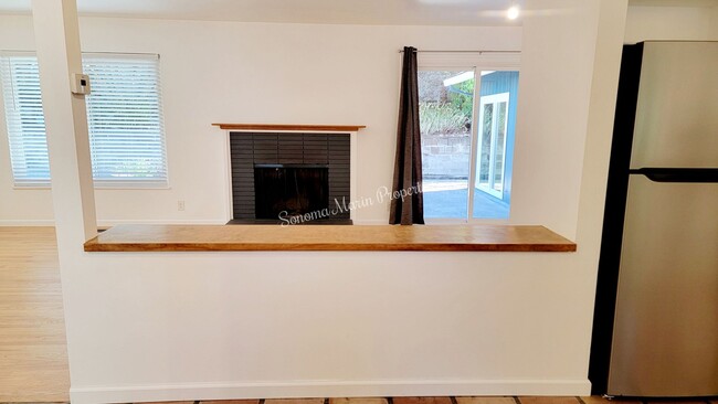 Building Photo - ~Stunning Remodeled 2 Bed/1 Bath Home in S...