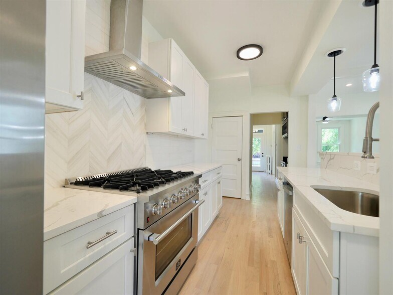 Building Photo - Charming & Spacious Row Home for Rent in V...