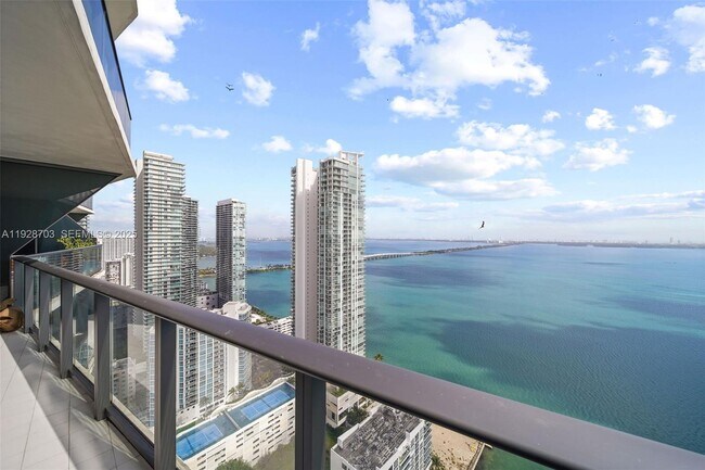 Building Photo - 460 NE 28th St