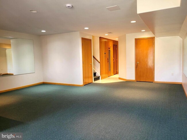 Building Photo - 127 Hickory Ln