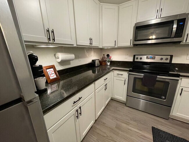 Building Photo - 1001 Cedar St