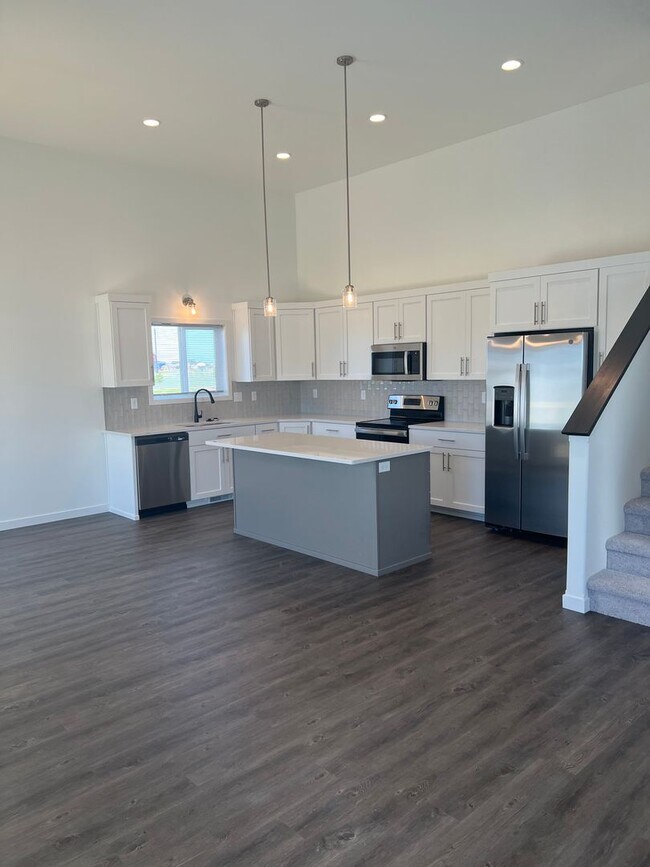 Building Photo - New 3 bedroom/2 bathroom house