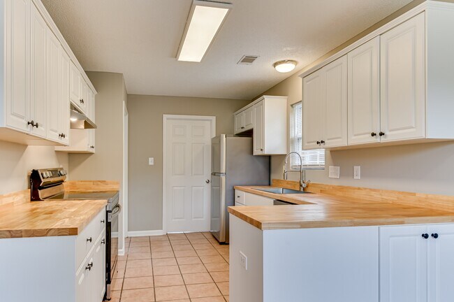 Building Photo - 4416 Hatteras Dr