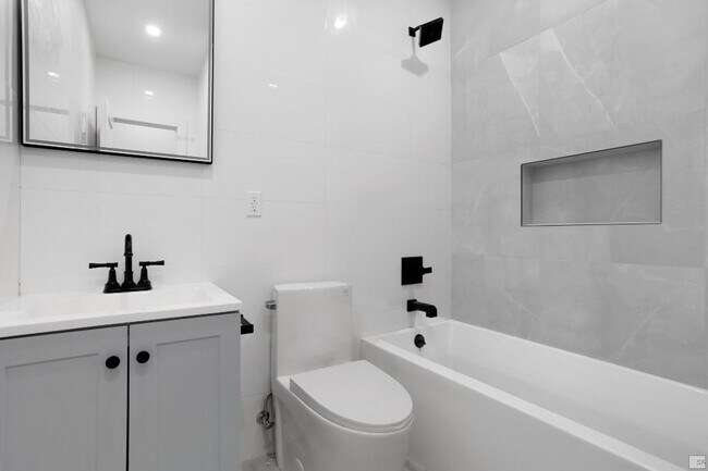 Building Photo - Massive 3 bed 2 bath in the heart of willi...