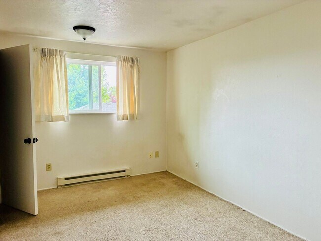 Building Photo - 933-937 NW Sequoia Ave