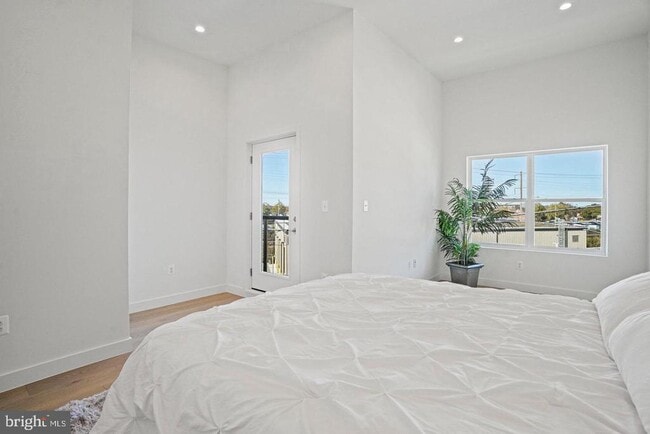 Building Photo - 4421 Kane Pl NE