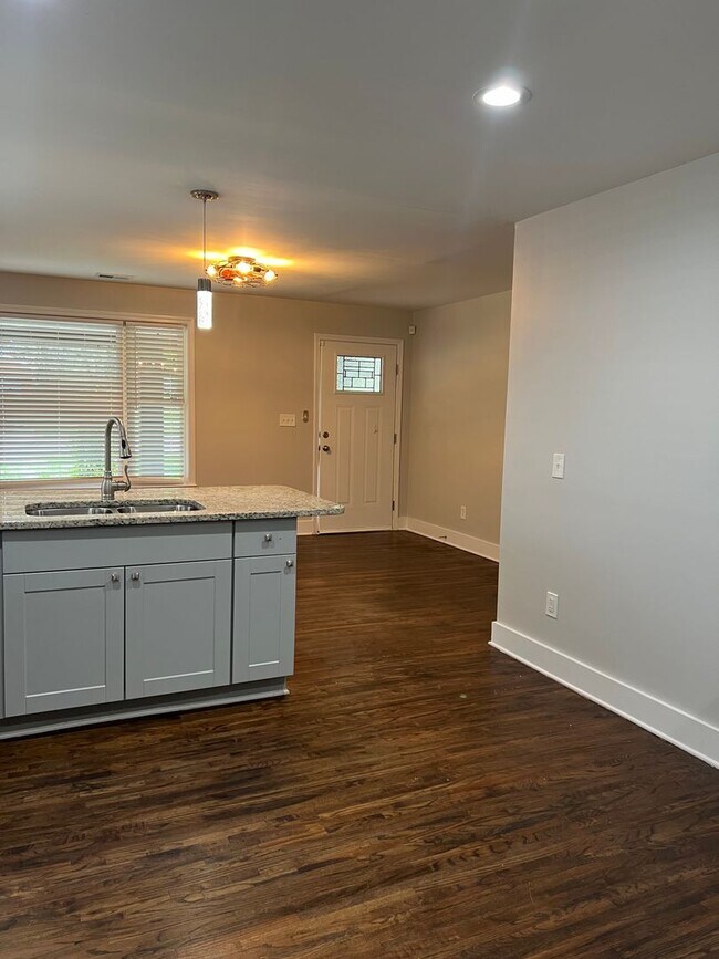 Building Photo - Renovated Brick Ranch in NW Charlotte