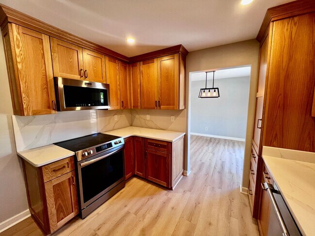 Building Photo - Stunning Renovated Ranch off Indian River