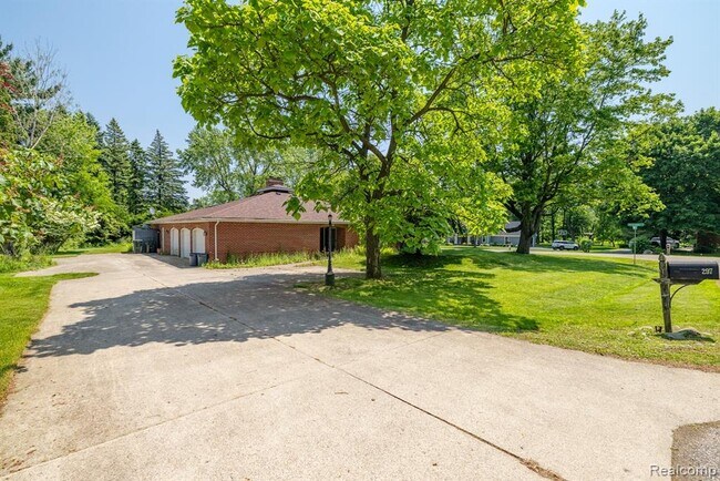 Building Photo - 297 Vreeland Dr