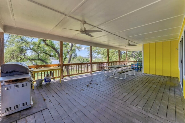 Building Photo - 2388 Lakeshore Dr