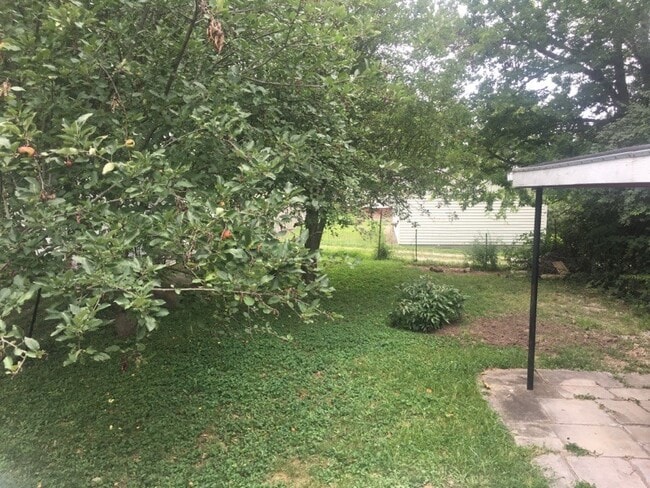 Building Photo - 2 bedroom, 1 bath Bungalow - Available Now!