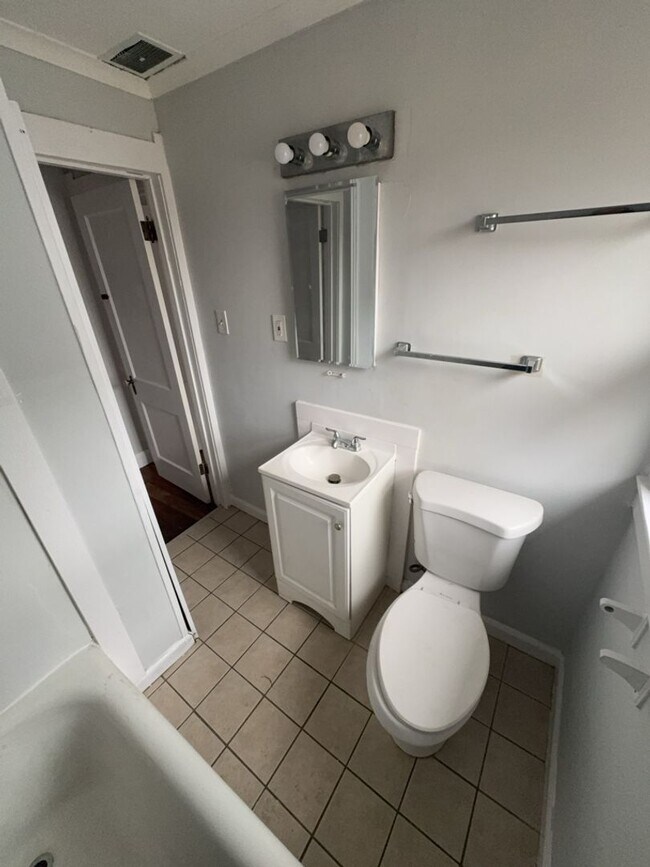 Building Photo - 960 W Delaware Ave