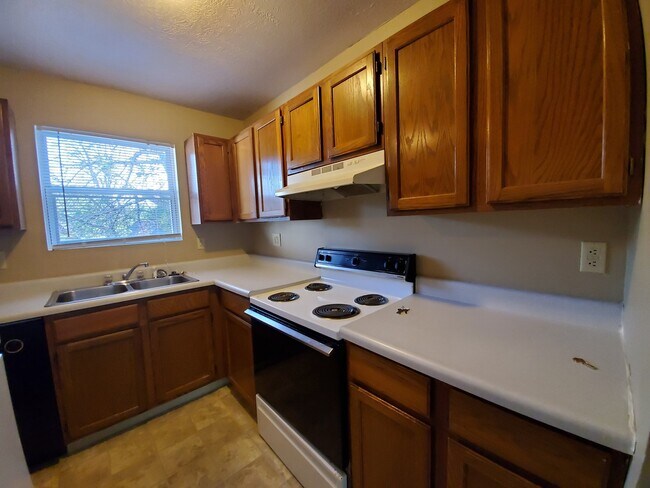 Building Photo - 4 Bedroom Available in July