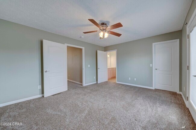 Building Photo - 6440 Summer Oak Dr