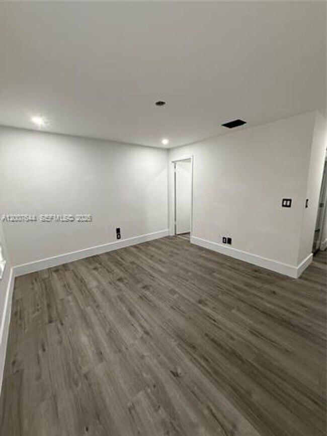 Building Photo - 1711 SW 100th Ave