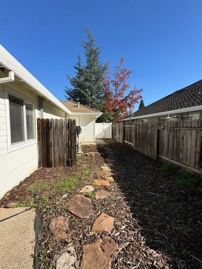Building Photo - Not your ordinary rental! Pool! Kitchen ai...