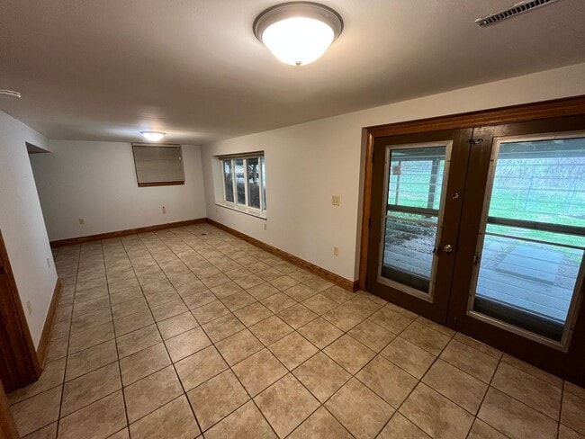 Building Photo - **RIVERFRONT 4-BEDROOM/2-BATH WITH 4-CAR GARAGE, FULL BASEMENT!!**